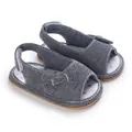 Detailansicht graue Baby-Sandalen mit Schleife, atmungsaktives Mesh und gepunkteter Sohle. - Grau