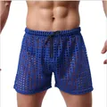 Nahaufnahme einer blauen, sexy Mesh-Hose für Männer mit atmungsaktivem Rundlochmuster - Dunkelblau