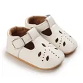 Detaillierte Ansicht der weißen Baby-T-Steg-Schuhe mit Lochmuster und weicher Sohle. - Weiß