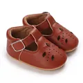 Detailaufnahme von braunen Baby-Lauflernschuhen aus Lederimitat mit Lochmuster - Braun