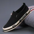 Moderne schwarze Herren Slipper mit bequemer dicker beige-schwarzer Gummisohle - 38 / Schwarz Beige