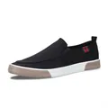 Klassische schwarze Herren-Slipper aus Segeltuch mit rot-grünen Streifen für hohen Komfort - 38 / Schwarz Weiß