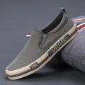 Bequeme graue Herren-Slipper aus atmungsaktivem Stoff mit flacher Gummisohle - 38 / Grau