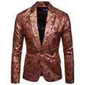 Vista frontale dettagliata di un blazer bordeaux da uomo con stampa paisley in oro. - Borgogna