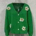 Vista dettagliata del cardigan in maglia verde con fiori bianchi ricamati in 3D - Verde