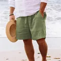 Gros plan d'un short en lin vert pour homme avec cordon de serrage sur une plage - S / Bas / Vert