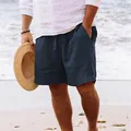 Gros plan d'un short de plage pour homme en coton et lin bleu marine avec cordon. - S / Bas / Bleu marine