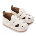 Dettaglio di scarpe primi passi bianche per neonati con suola morbida intrecciata - Bianco