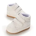 Detalle de zapatos de cuero blanco para bebé con cierre de velcro y diseño perforado - Blanco