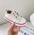 Weiße Baby-Lernlaufschuhe mit bunten Ösen und flexibler weicher Sohle für Kinder - Größe 19 (Innen 12.5cm) / Weiß