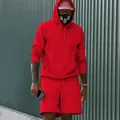 Modelo profesional con conjunto de sudadera con capucha y pantalones cortos de felpa roja hombre - Rojo