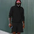Vista detallada del conjunto de sudadera con capucha y pantalón corto para hombre - Negro