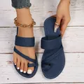 Dettaglio ravvicinato di sandali piatti in denim con infradito e cuciture bianche - 36 / Sandali Bassi Infradito (A236) / Blu scuro