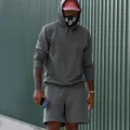 Conjunto urbano de hombre en vellón gris con sudadera con capucha y pantalones cortos en modelo - Gris oscuro