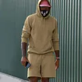 Conjunto de sudadera con capucha y pantalones cortos de forro polar caqui para hombre en modelo - Camel