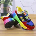 Detailopname van de kleurrijke regenboogzool op ademende dames sportieve sneakers - 35 / Blauw
