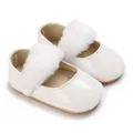 Eleganti scarpine primi passi in vernice bianca con dettagli in pelliccia sintetica - Bianco
