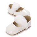 Detailansicht weißer Lackleder-Babyschuhe mit weichen Kunstfell-Pompon-Riemen - Weiß