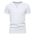 Detailansicht eines weißen Slim-Fit-Henley-T-Shirts für Herren mit praktischer Brusttasche. - Weiß