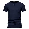 Detaillierte Vorderansicht von dunkelblauem Herren-Henley-T-Shirt mit Brusttasche - Marineblau