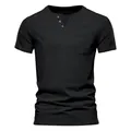 Detailansicht eines schwarzen Herren-Henley-T-Shirts mit geknöpftem V-Ausschnitt und Brusttasche - Schwarz