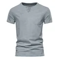 Makroansicht von Henley-Ausschnitt und Tasche an grauem Herren-T-Shirt - Hellgrau