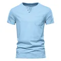 Nahaufnahme eines hellblauen Herren-T-Shirts mit V-Ausschnitt, Tasche und Knopfleiste - Himmelblau