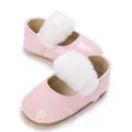 Nahaufnahme von rosa Baby-Lauflernschuhen mit weichem weißem Kunstpelzbesatz - Rosa