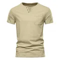 Detailansicht eines khakifarbenen Slim-Fit-Herren-T-Shirts mit V-Ausschnitt und Brusttasche - Aprikose