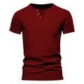 Detailansicht eines burgunderroten Herren-T-Shirts mit V-Ausschnitt und Tasche - Weinrot