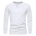 Vista detallada de una camiseta Henley blanca de manga larga con cuello en V y bolsillo. - M / Tops / Blanco
