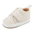 Detailansicht cremefarbener Tweed-Babyschuhe mit weicher Sohle und Klettverschluss - Weiß