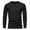 Camiseta Henley negra de manga larga para hombre con cuello en V, botones y bolsillo frontal - M / Tops / Negro