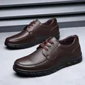 Chaussures en cuir marron foncé pour hommes avec texture grainée et semelle en caoutchouc - Marron