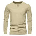 Détail d'un t-shirt Henley ajusté pour homme en kaki avec boutons au col V et poche poitrine. - Abricot