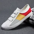 Modische Herren-Slipper aus Canvas mit leuchtendem Farbblock-Design in Rot, Gelb und Grau - Größe 38 / Cremeweiß(9328)
