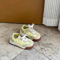 Detailansicht der gelb-cremefarbenen Baby-Lauflernschuhe mit weichen Gummisohlen - Größe 16 (Innen 12.5CM) / Seitlicher Klettverschluss / Gelb