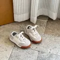 Detailaufnahme von beigen Babyschuhen mit weicher Gummisohle und weißen Schnürsenkeln - Größe 16 (Innen 12.5CM) / Seitlicher Klettverschluss / Beige