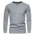 T-shirt Henley à manches longues pour hommes avec col en V boutonné et poche poitrine - Gris clair