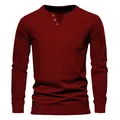 T-shirt Henley à manches longues pour hommes, coupe ajustée avec col V boutonné et poche - Bordeaux