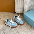 Nahaufnahme von hellblauen Baby-Lauflernschuhen mit weicher Sohle auf Steinbodenfliesen - Größe 16 (Innen 12.5CM) / Seitlicher Klettverschluss / Blau