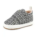 Detailansicht der schwarz-weißen Tweed-Babyschuhe mit weicher weißer Sohle und Klettverschluss - Schwarz