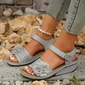 Graue Damen-Keilsandalen mit dekorativer Blume und Laserschnitt-Details - Grau