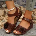 Stilvolle braune Keilsandaletten für Damen mit hohlen Blumendetails und bequemer dicker Sohle - Dunkelbraun