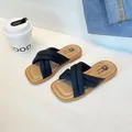 Eleganti ciabatte per bambina con cinturini incrociati neri e punta quadrata moderna - Nero