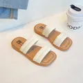 Elegantes sandalias playeras para niñas con doble tira y punta cuadrada color crema - Blanco Roto