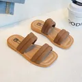 Sandalias marrones para niña con punta cuadrada y dos correas suaves para la playa. - Marrón Oscuro