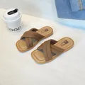 Eleganti ciabatte beige da bambina con cinturini incrociati e punta quadrata per l'estate - Marrone scuro