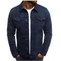 Detailopname van het donkerblauwe denim werkjasje voor heren met knoopsluiting en borstzakken - M / Tops / Marineblauw