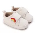 Detailweergave van witte baby-loop schoenen met regenboogborduurwerk en een zachte zool - Regenboog Borduurwerk Stijl